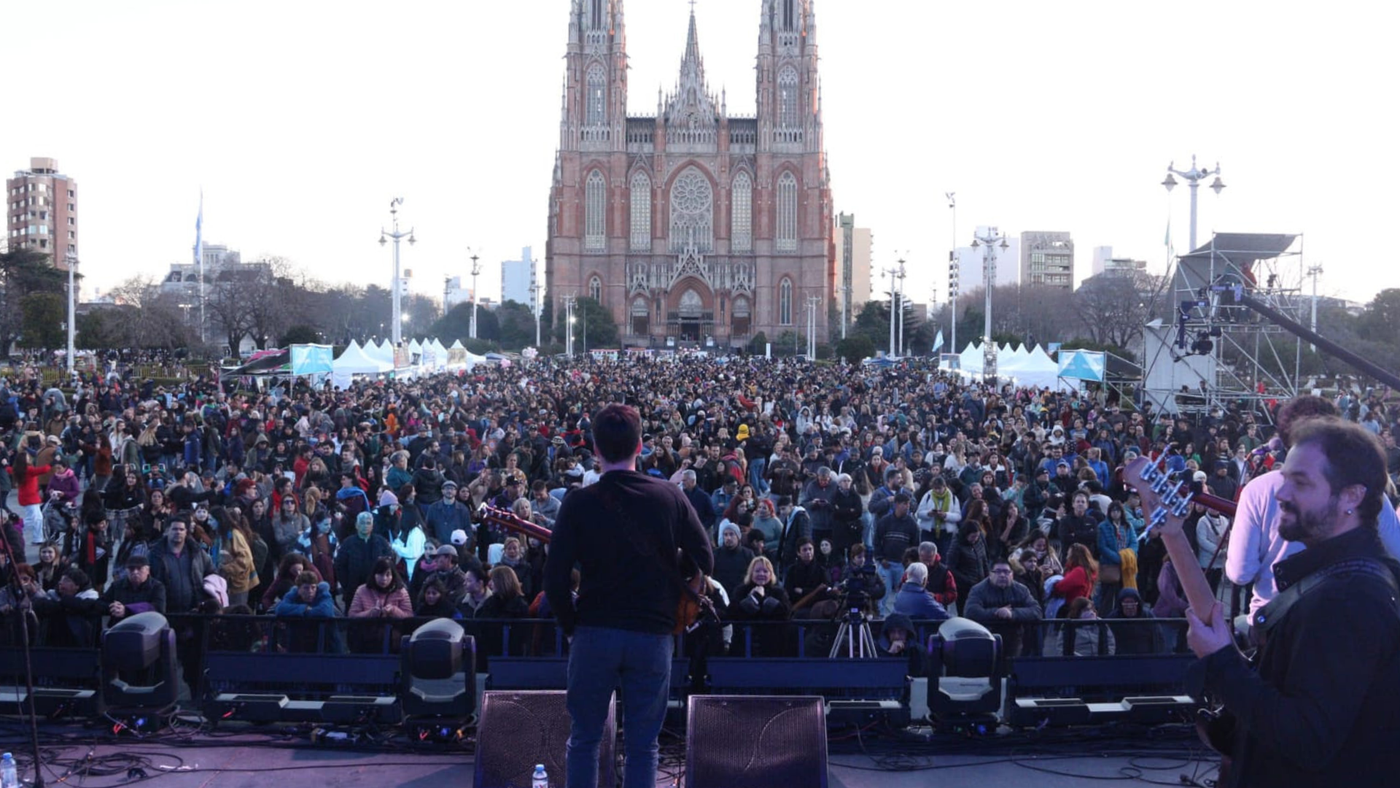 Folclore en Plaza Moreno