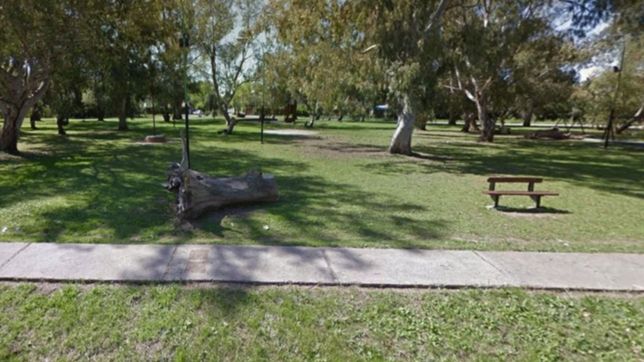 a plena luz del dia, una patota asalto a un chico de 16 anos en una plaza de la plata