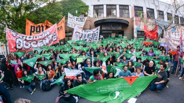 panuelazo de la media 8 en defensa de la esi frente al ataque de grupos provida