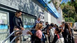el gobierno lanzo un plan de retiros voluntarios para intentar reducir la planta de trabajadores estatales el gobierno lanzo un plan de retiros voluntarios para intentar reducir la planta de trabajadores estatales