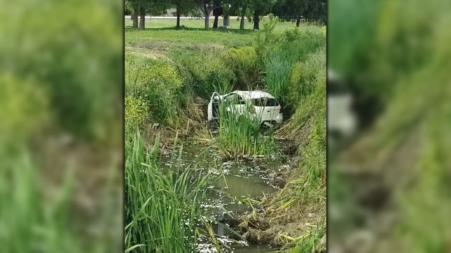 tres chicos perdieron el control de un auto y terminaron en un canal