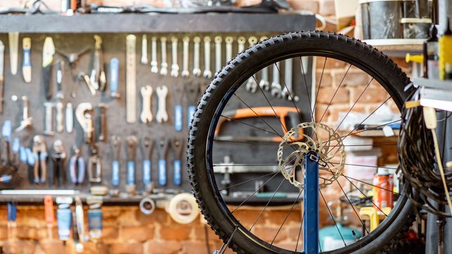 una reconocida bicicleteria de la plata bajo sus persianas tras mas de 30 anos
