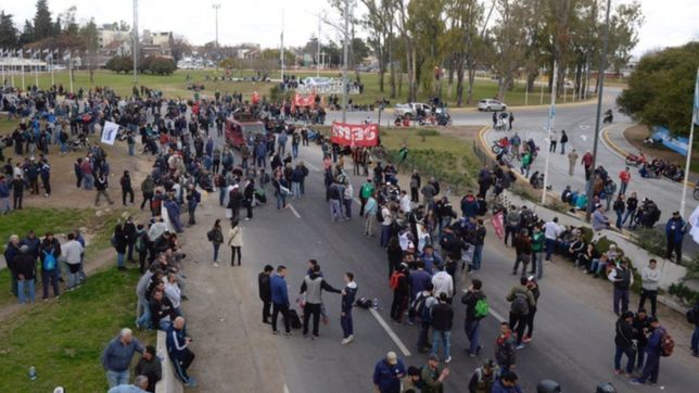 recrudece el conflicto en el astillero y trabajadores vuelven a cortar rutas en la plata