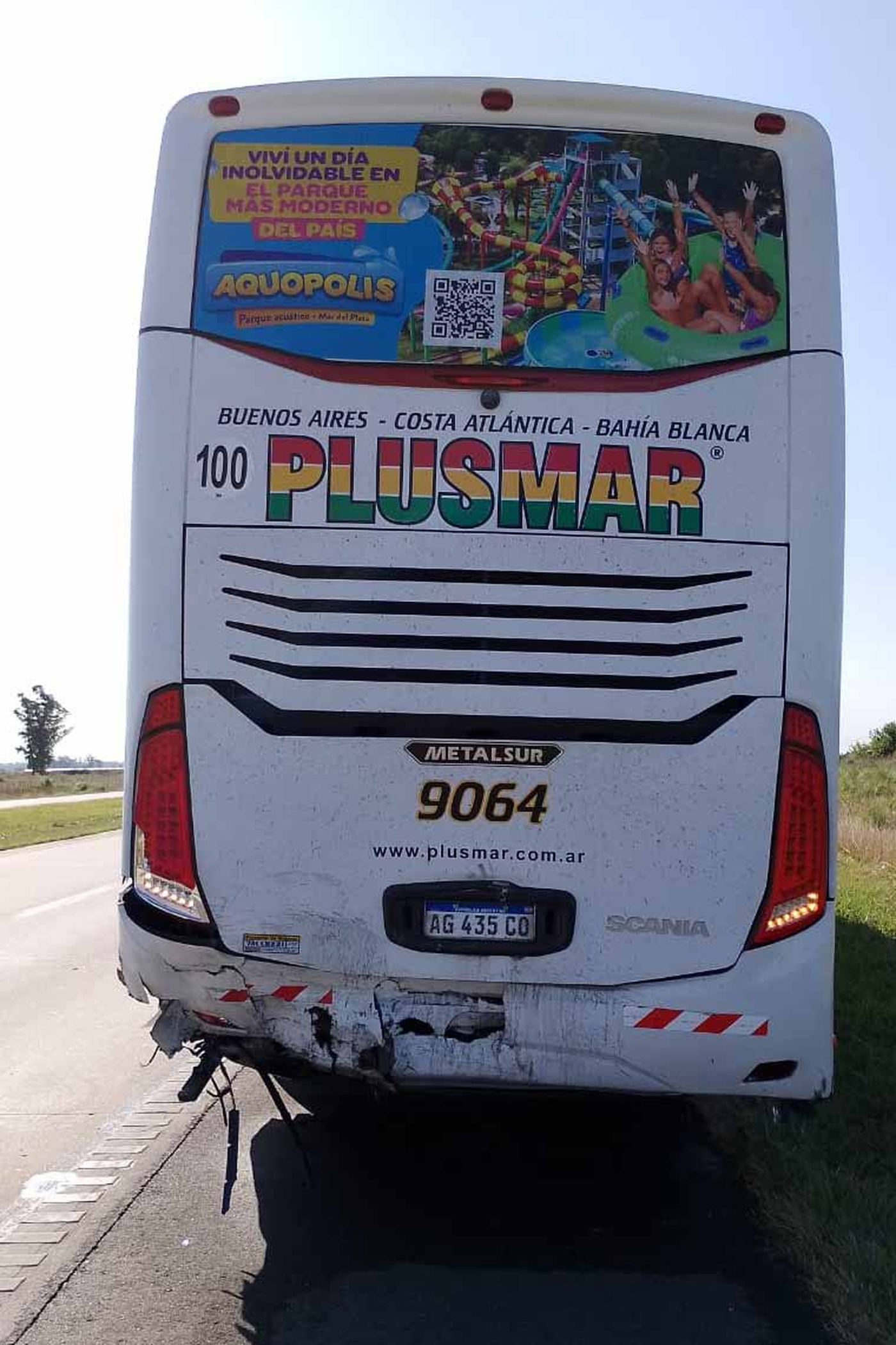 El micro de la empresa Plusmar que participó en el choque ocurrido en las afueras de La Plata.
