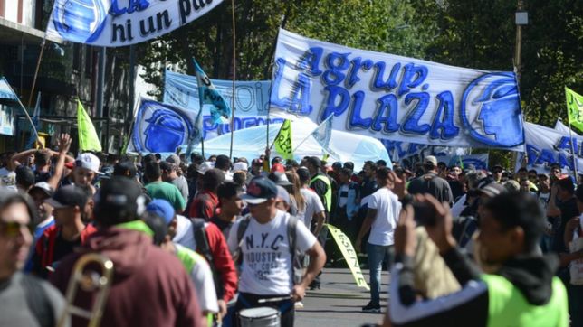 organizaciones sociales, politicas y gremiales marchan por el dia de los trabajadores