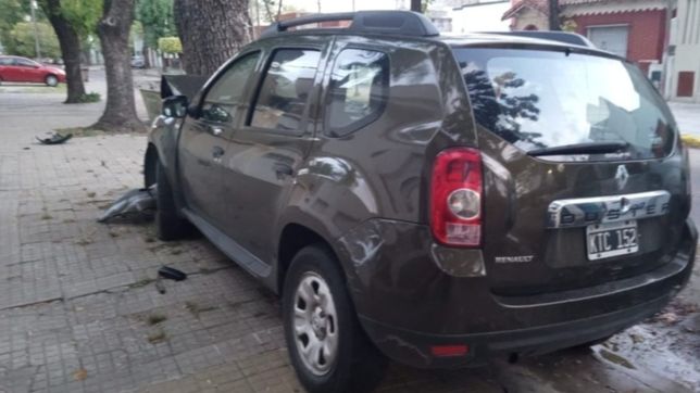 violenta entradera, fuga y choque contra un arbol en pleno centro de la plata
