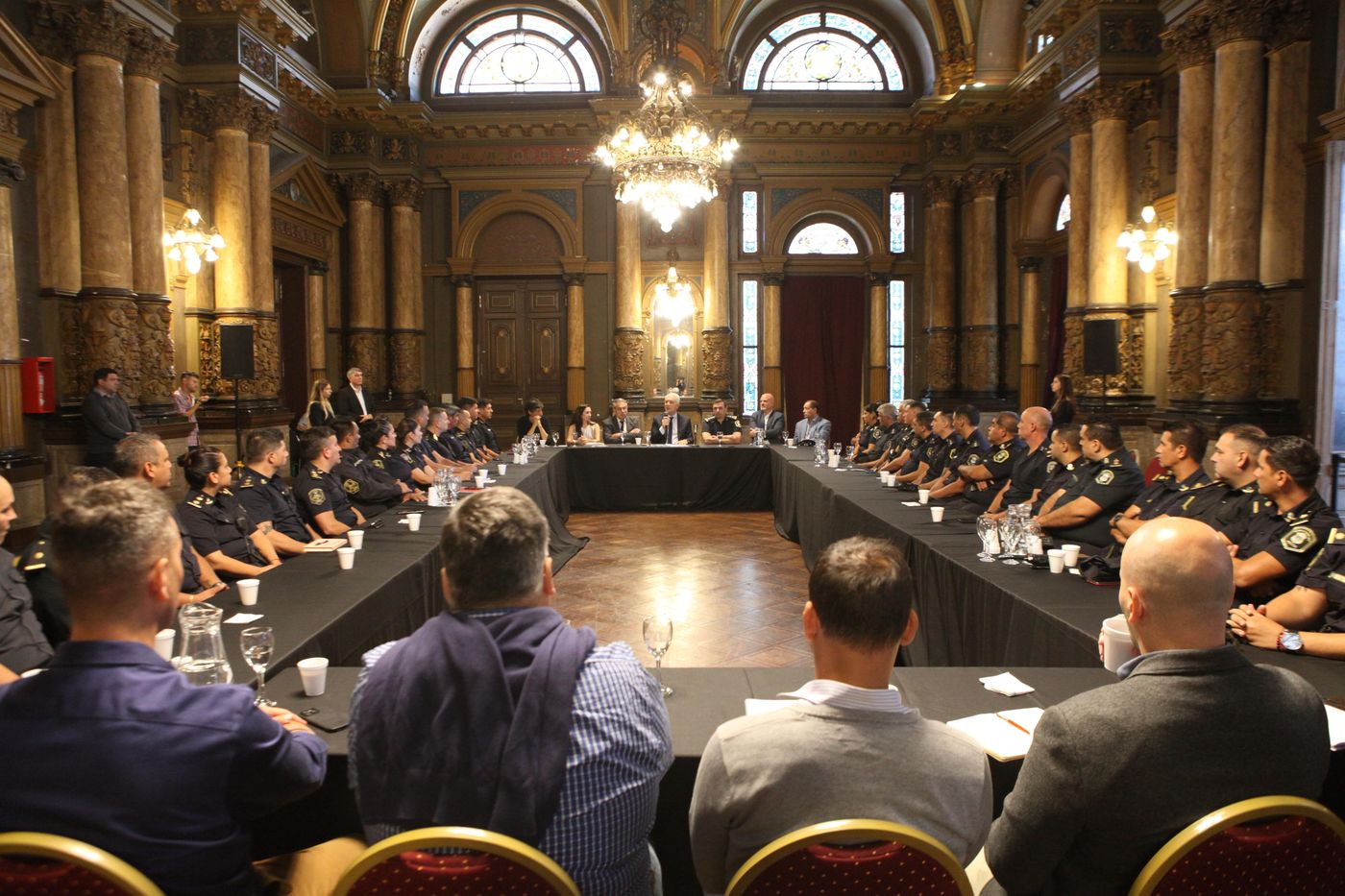 Julio Alak se reunió en La Plata con autoridades policiales para coordinar operativos, allanamientos y controles junto a la Provincia. Julio Alak se reunió en La Plata con autoridades policiales para coordinar operativos, allanamientos y controles junto a la Provincia.