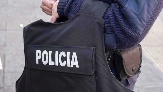 una mujer encontro un chaleco de la policia en la calle y ahora investigan como se extravio