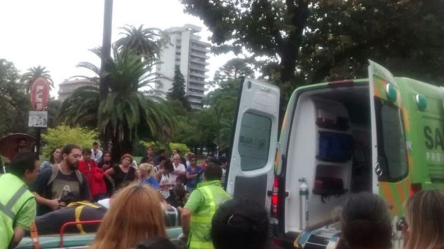 un automovilista embistio a manifestantes frente a la gobernacion y huyo