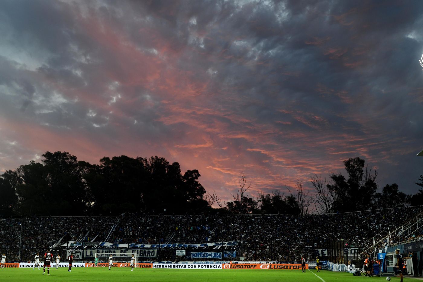 hinchada de gimnasia Bosque 3.JPG