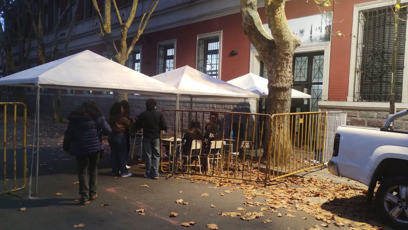 Varios ciudadanos peruanos se presentaron antes del amanecer para votar en el centro de La Plata.