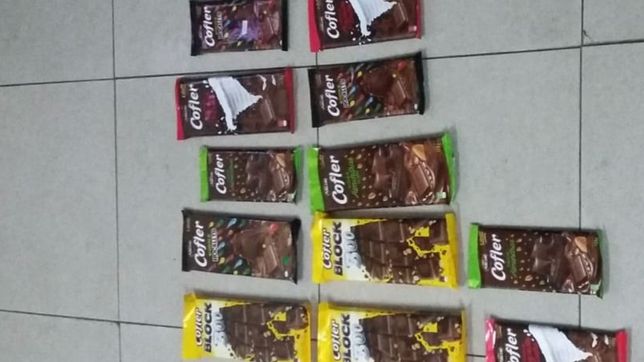 fue a robar chocolates porque su pareja estaba antojada, salio corriendo y termino preso