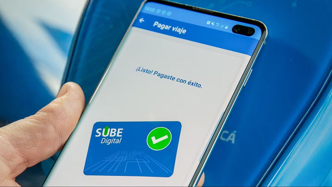 En los micros de La Plata que cuenten con las nuevas lectoras SUBE se podrá pagar con el celular y obtener un importante ahorro