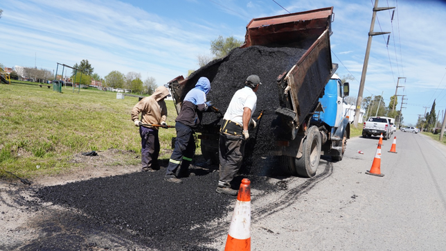 la municipalidad de la plata inicio obras viales en melchor romero y entrego mobiliario en una escuela