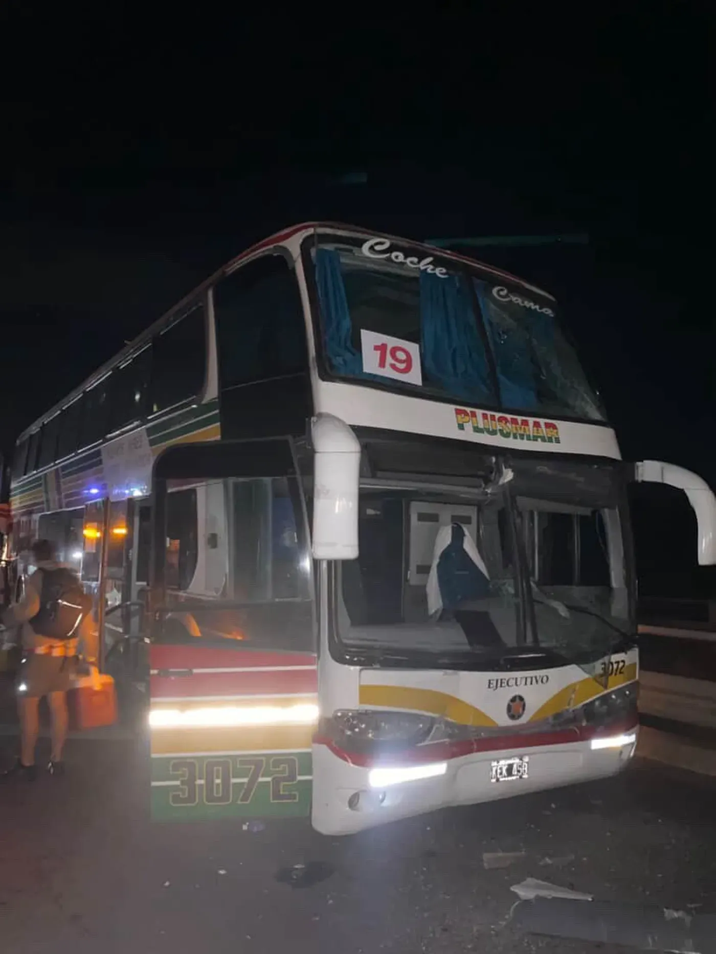 Uno de los micros que llevaba hinchas de Estudiantes y chocó en Ruta 8.