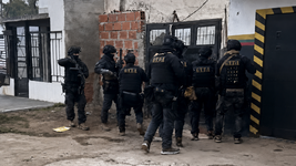 lo fueron a buscar a su casa por un robo y encontraron cocaina lista para vender