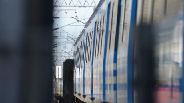 una formacion del tren roca arrollo a una persona y el servicio funciona con limitaciones