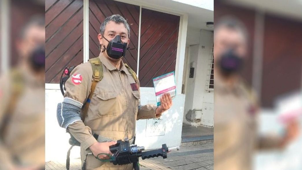 La historia del hombre que se vacunó disfrazado de cazafantasmas en La Plata