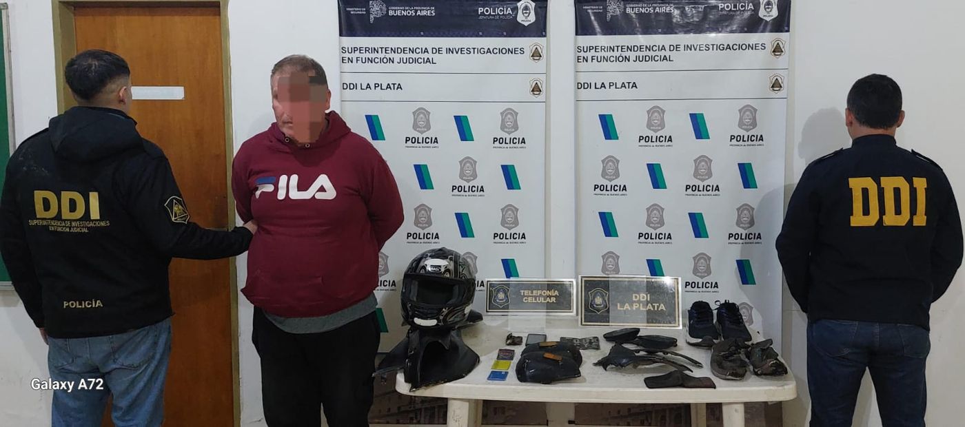 El principal sospechoso por el asesinato que conmocionó a Los Hornos, junto a los elementos secuestrados durante el allanamiento.