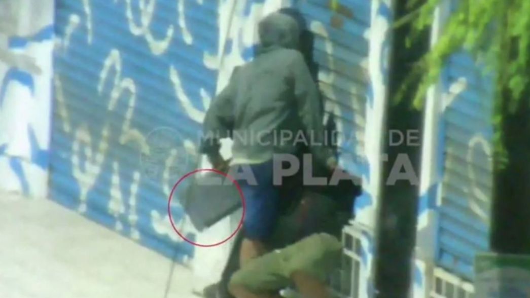 VIDEO: Atraparon a tres ladrones robando a metros del Colegio Nacional