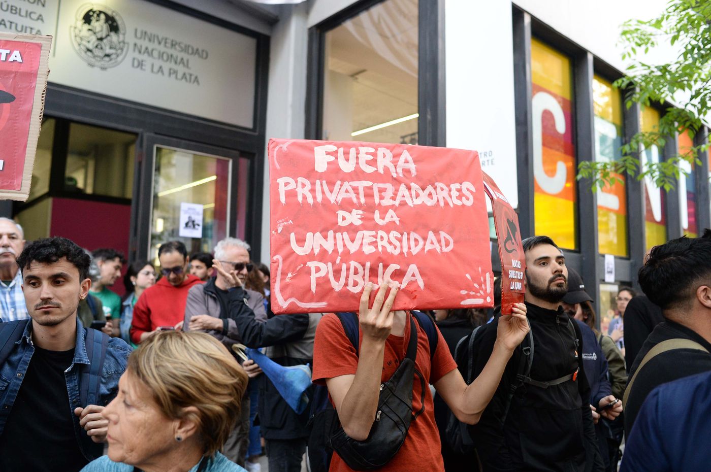 Escrache a funcionarios libertarios en la UNLP (12).jpg