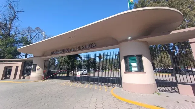 ¿que significa el extrano mural que aparecio en las inmediaciones del hipodromo?