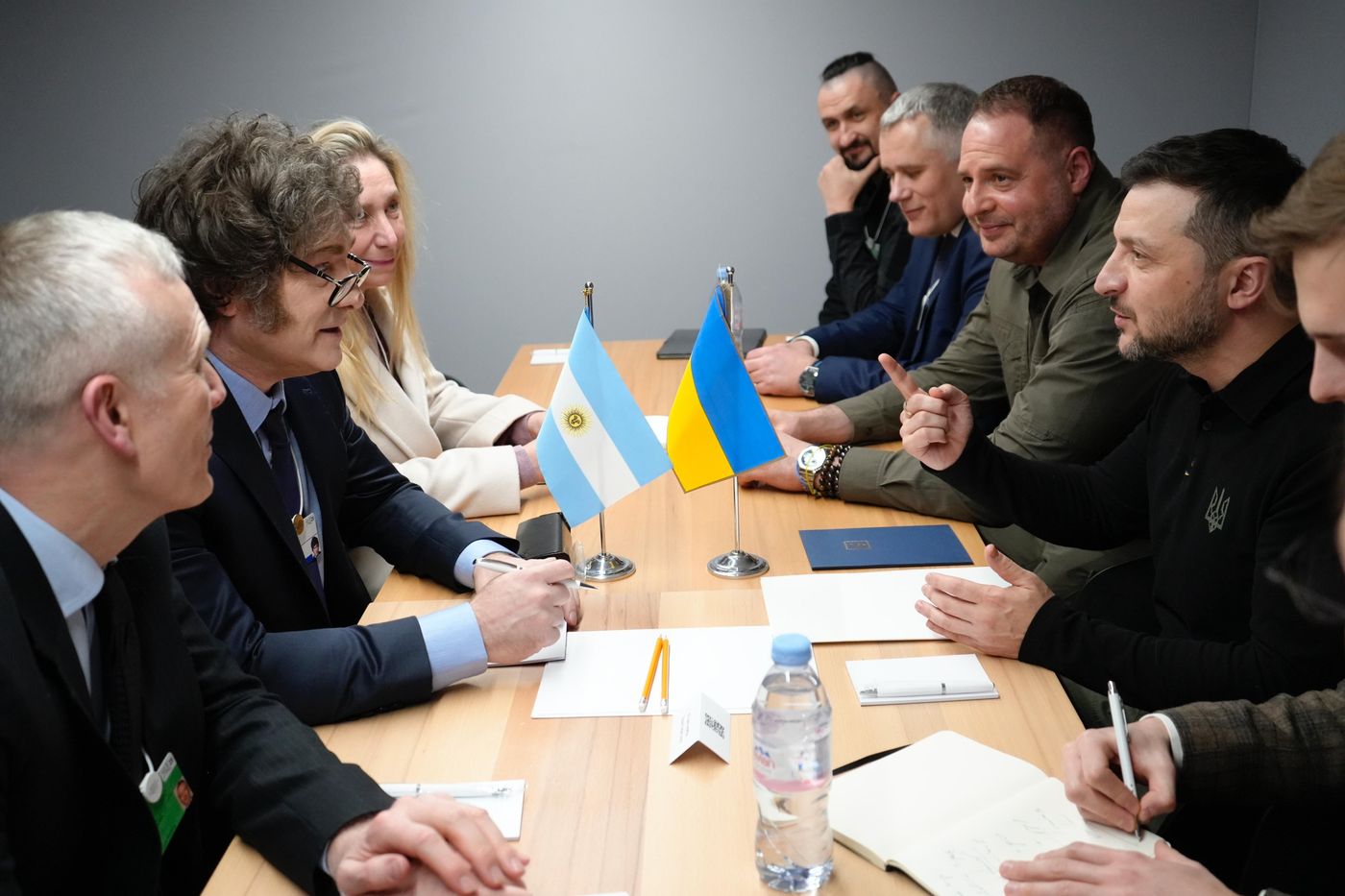 Milei se reunió con el presidente ucraniano Volodímir Zelenski.