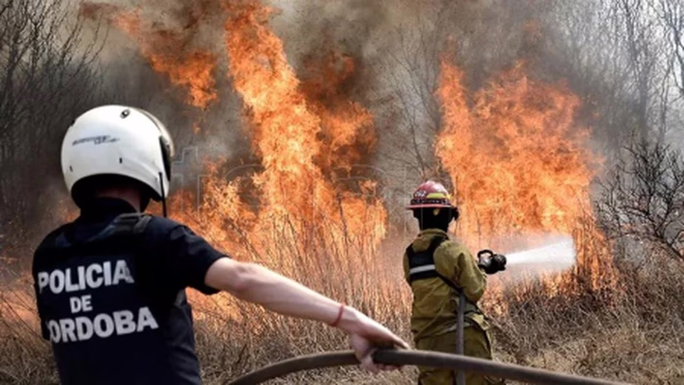 Los bomberos trabajando para controlar los incendios que se originaron en la zona de sierras de Tanti.