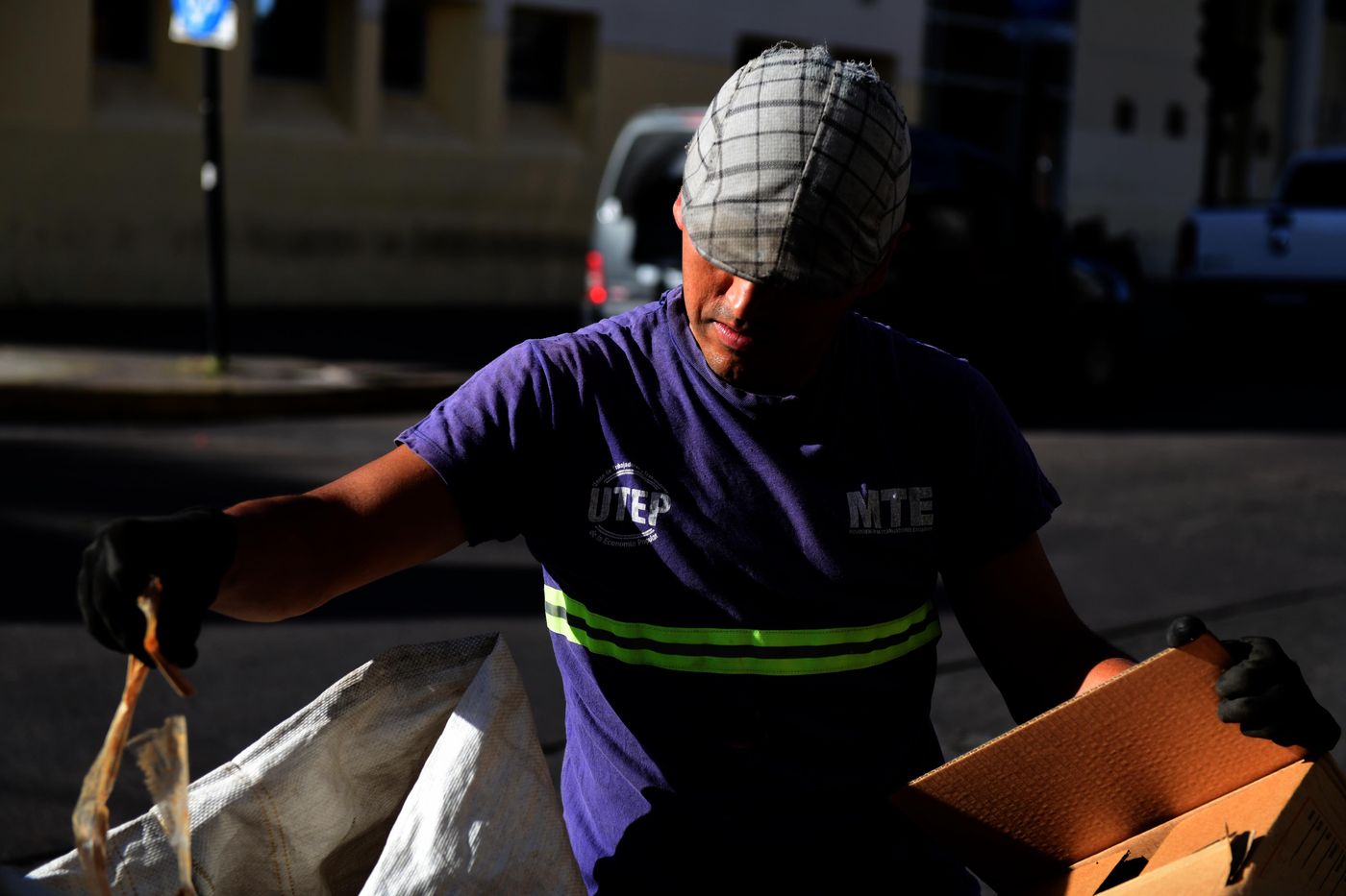 Pedro es el delegado de los cartoneros que trabajan en la recolección de basura en la Plaza Olazábal.