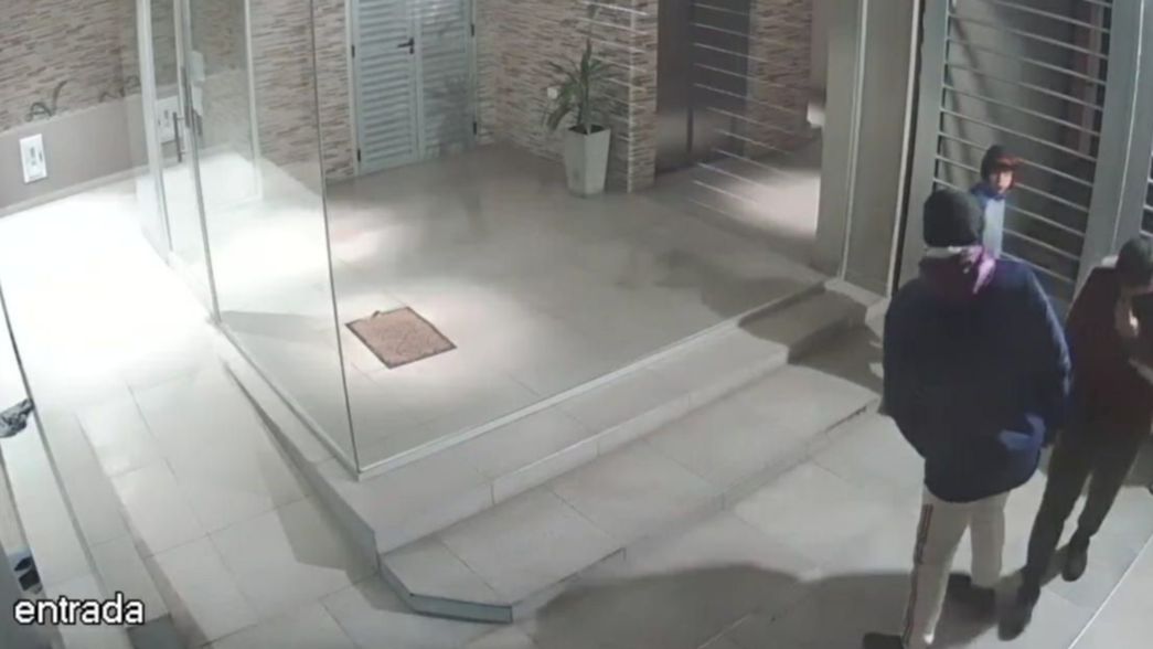 VIDEO: Así quisieron ingresar cuatro ladrones a un edificio del barrio El Mondongo