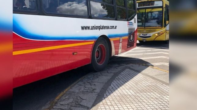 video: bronca e indignacion por los micros que destrozan veredas en el centro de la plata
