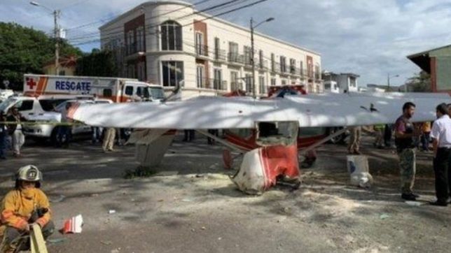 una avioneta con dos argentinos cayo en plena calle de costa rica