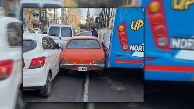 choque multiple en la plata: un micro y un auto le hicieron un sanguchito a un dodge 1500