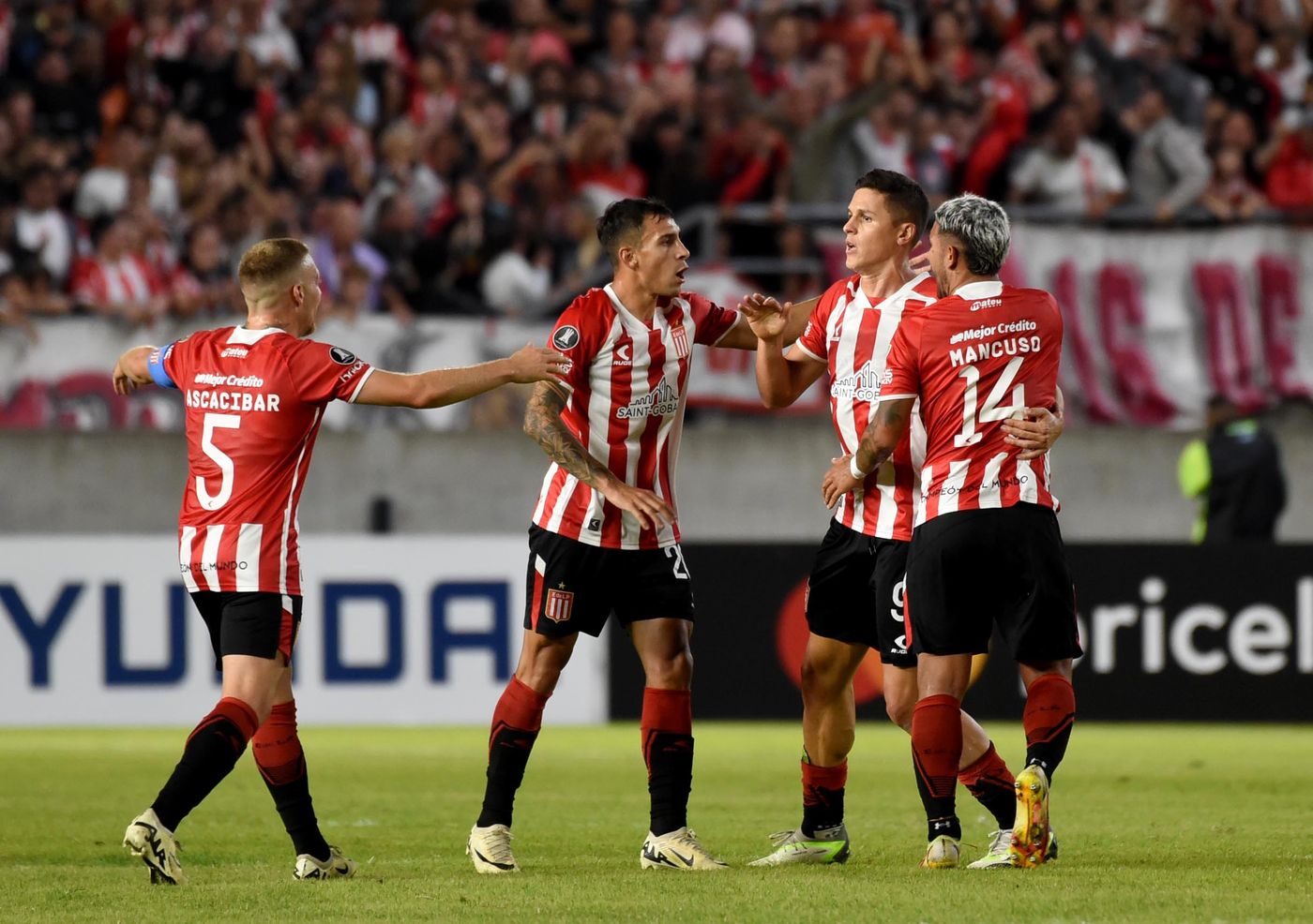 Estudiantes está bajo el ojo de la CONMEBOL tras sus partidos de Copa Libertadores. Estudiantes está bajo el ojo de la CONMEBOL tras sus partidos de Copa Libertadores.