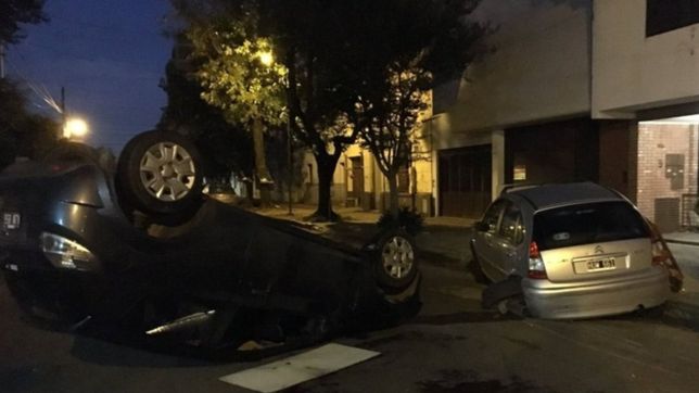 choco un auto estacionado, volco y termino con heridas de gravedad