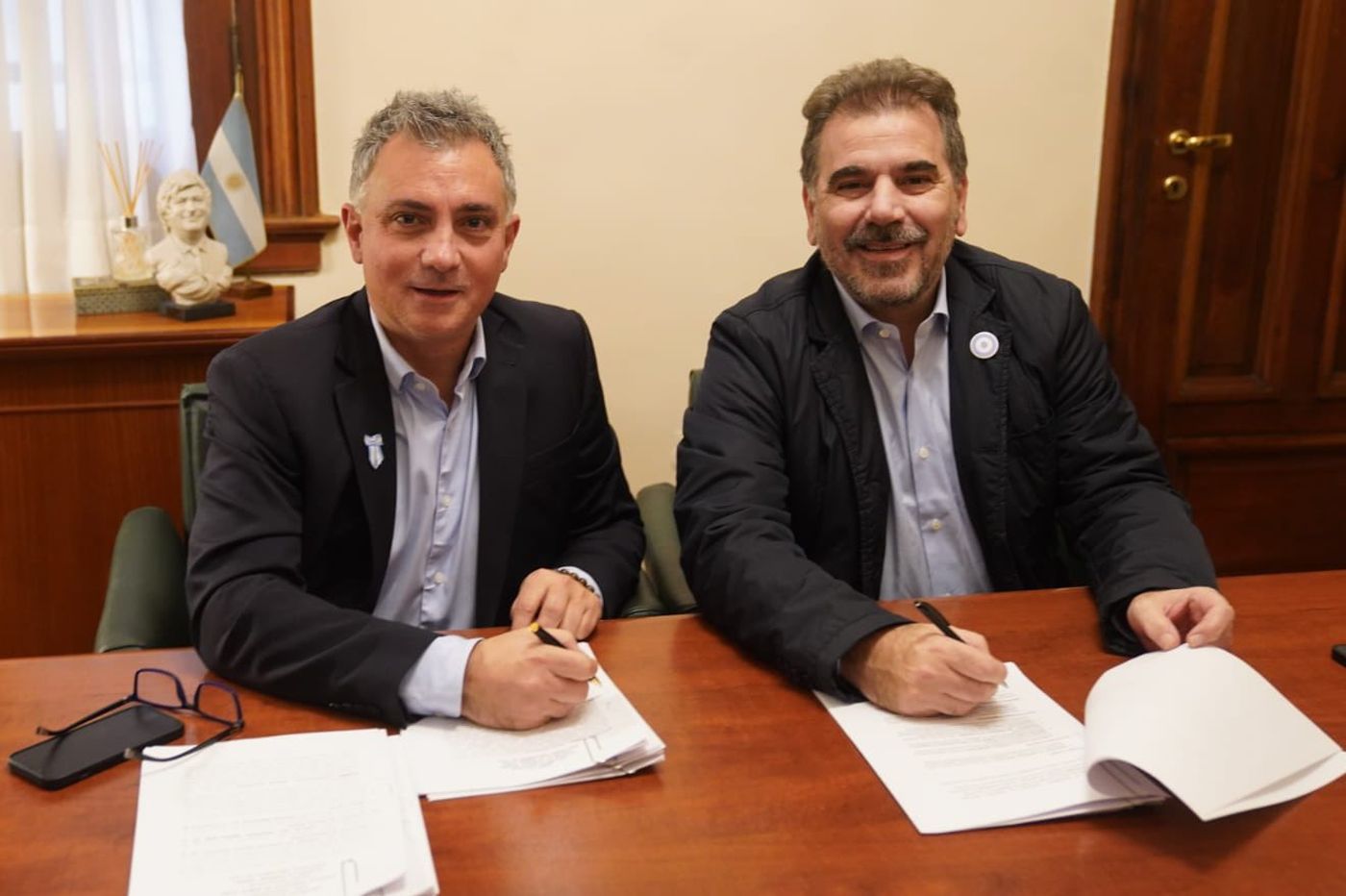Sebastián Pareja, de La Libertad Avanza, y Cristian Ritondo, del PRO, firmaron el acuerdo