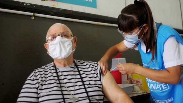 con un abuelo de 77 anos, arranco la vacunacion de los mayores de 70 en la plata