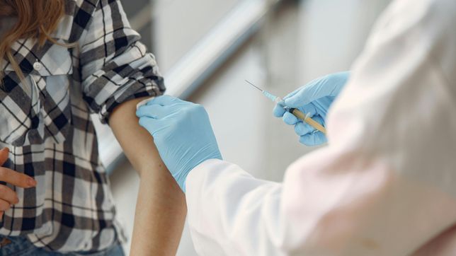 arranco la campana de vacunacion antigripal en la plata: ¿a quienes esta dirigida y donde se aplica?