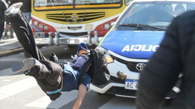 atropello y destrozo: asi fue el momento mas tenso de la represion en la plata