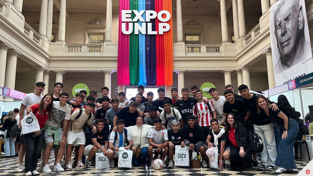 un grupo de juveniles de estudiantes recorrio la expo unlp