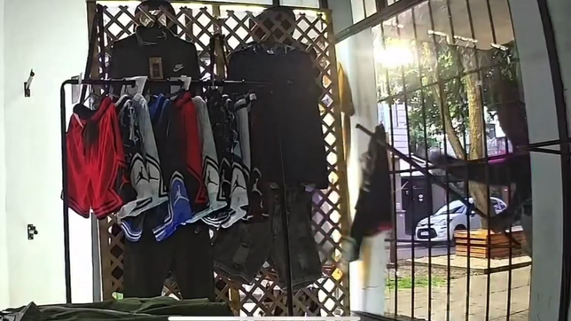 un ladron pescador tomo de punto a una peluqueria con un insolito metodo para robar