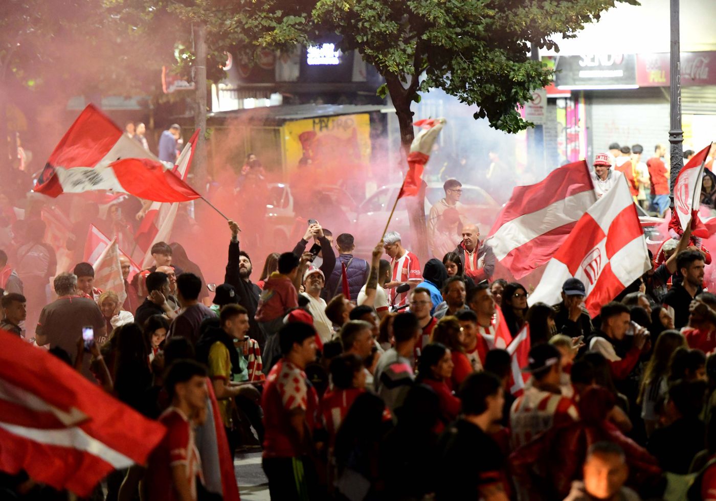 Hinchas Estudiantes festejo 7 y 50 (7).JPG