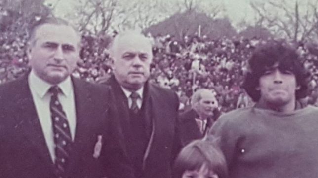 una abuela encontro las fotos de la primera vez que maradona piso la cancha del lobo