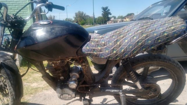 escapo de una carcel de florencio varela y robo una moto en la plata