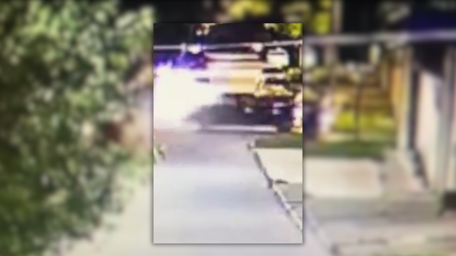 chocaron dos camionetas, subieron a la vereda y destrozaron la fachada de un comercio