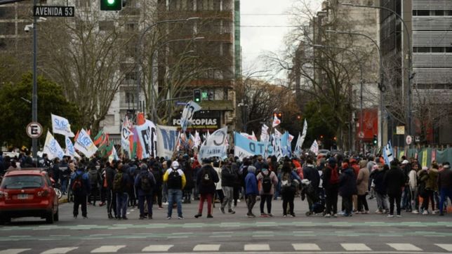 corte y protesta de cooperativistas frente a la municipalidad de la plata
