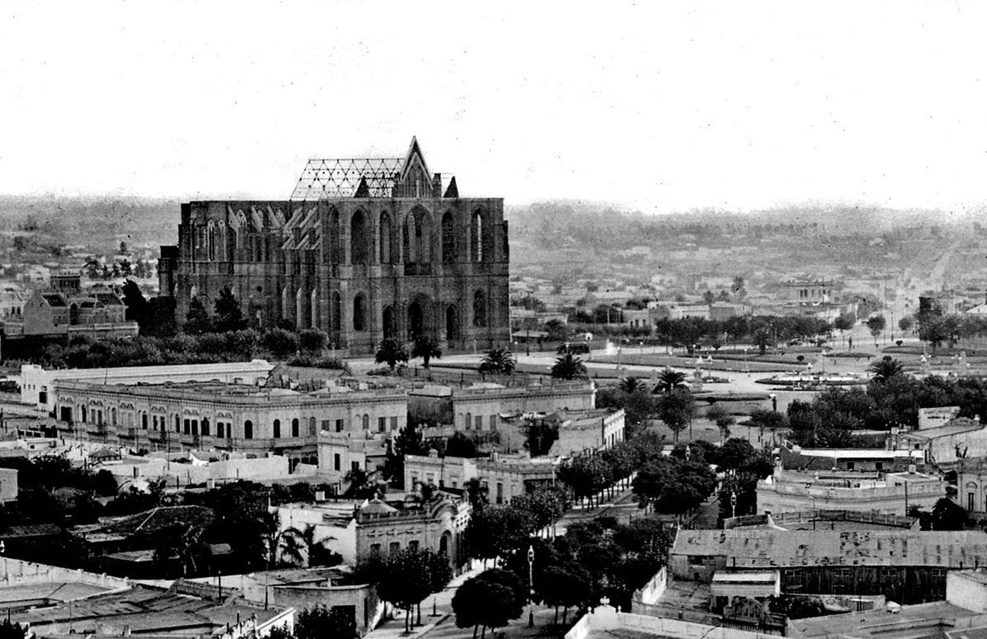 A mediadios de la década del '20 la Catedral todavía seguía en construcción - Foto: Archivo fotográfico del Ministerio de Infraestructura de la provincia de Buenos Aires.