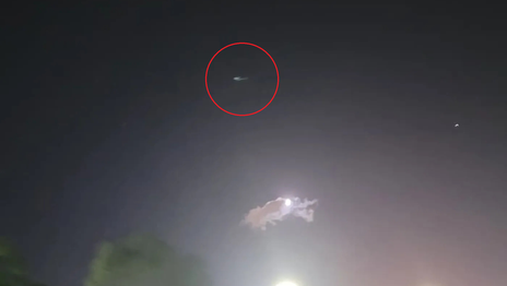 Un vecino de La Plata logró fotografiar el misterioso objeto en forma de boomerang que sobrevoló la ciudad Un vecino de La Plata logró fotografiar el misterioso objeto en forma de boomerang que sobrevoló la ciudad