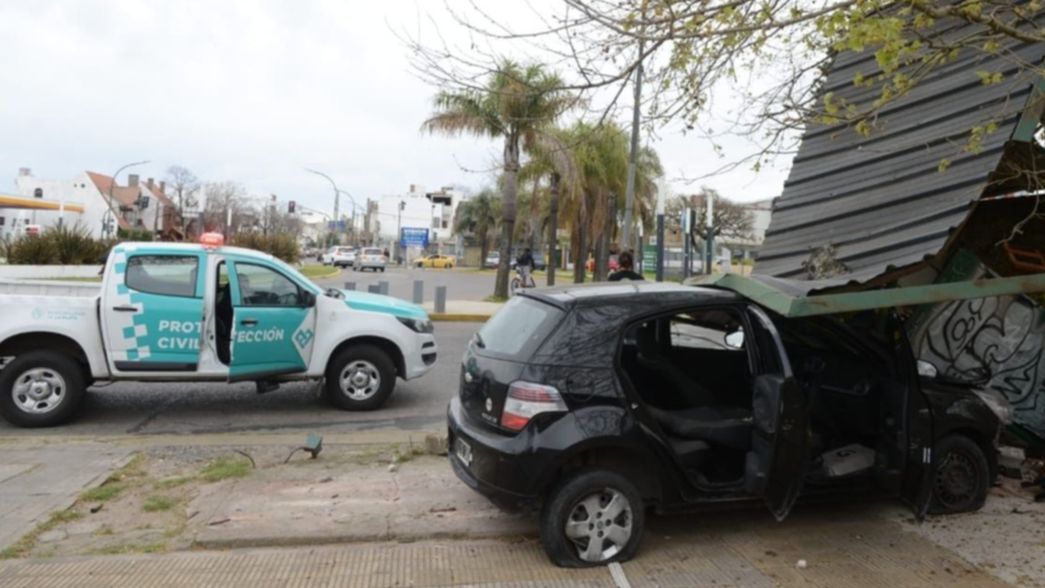 Tremendo choque en La Plata: un auto despistó en 7 y 32 y destruyó un puesto de flores