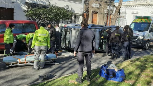 increible choque y vuelco en la plata termino con un policia internado